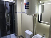 Душ и туалет в 2-местном номере в хостеле «Малибу», Евпатория