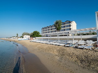 Пляж отеля «Фэмили Резорт» в Евпатории