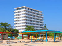 Пляж с видом на корпус санатория «Дружба», Евпатория